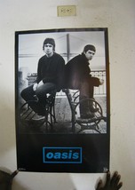 Oasis Póster Banda Tiro Negro y Blanco Bancos Por La Bahía - $44.98