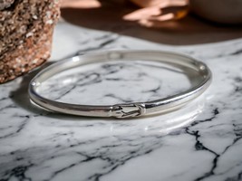 Monet Silvertone bracelet - $571.09 MXN