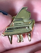 Golden Grand Piano 3/4&quot; Lapel Pin Novelty Jewelry - £3.15 GBP
