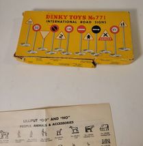 International Road Signs Dinky Toys No. 771 1:43 Scale Models in Original Box image 2