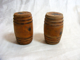 Vintage Civil War Era Barrel Replica S&amp;P Shakers Cork Bottoms 13-c - $459.27 MXN