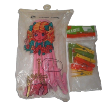 VINTAGE PINK PLASTIC CLOTHING CIRCULAR FOLDING HANGER W/ CLOTHESPINS CLO... - $531.23 MXN