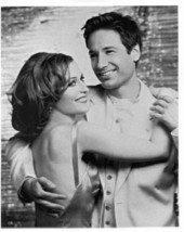 1993’s THE X-FILES Mulder &amp; Scully cuddle b/w 8x10 portrait - €5,12 EUR