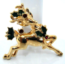 Avon Gold Tone Reindeer Christmas Pin Enameled Green Holly Leaves Red Rhinestone - £6.34 GBP