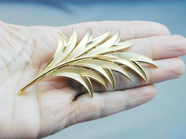 Vintage Gold Tone Crown Trifari Feather Leaf Spray Pin Brooch - £23.96 GBP