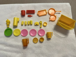 Lot Vtg Barbie Sindy Kitchen Dining Accessories Dishes Cups ice tray yellow - £11.98 GBP