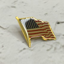 American Flag Lapel Pin Gold Toned Simple Patriotic Waving In The Wind - £7.77 GBP