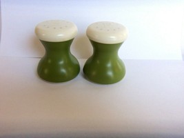 Vintage Mary Klein Avocado Green Plastic Salt &amp; Pepper Shakers Unused - £11.78 GBP