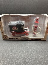 Die-Cast 1:24 TEXACO 1912 Ford Model T Delivery Car Metal Coin Bank &amp; Ga... - $739.61 MXN