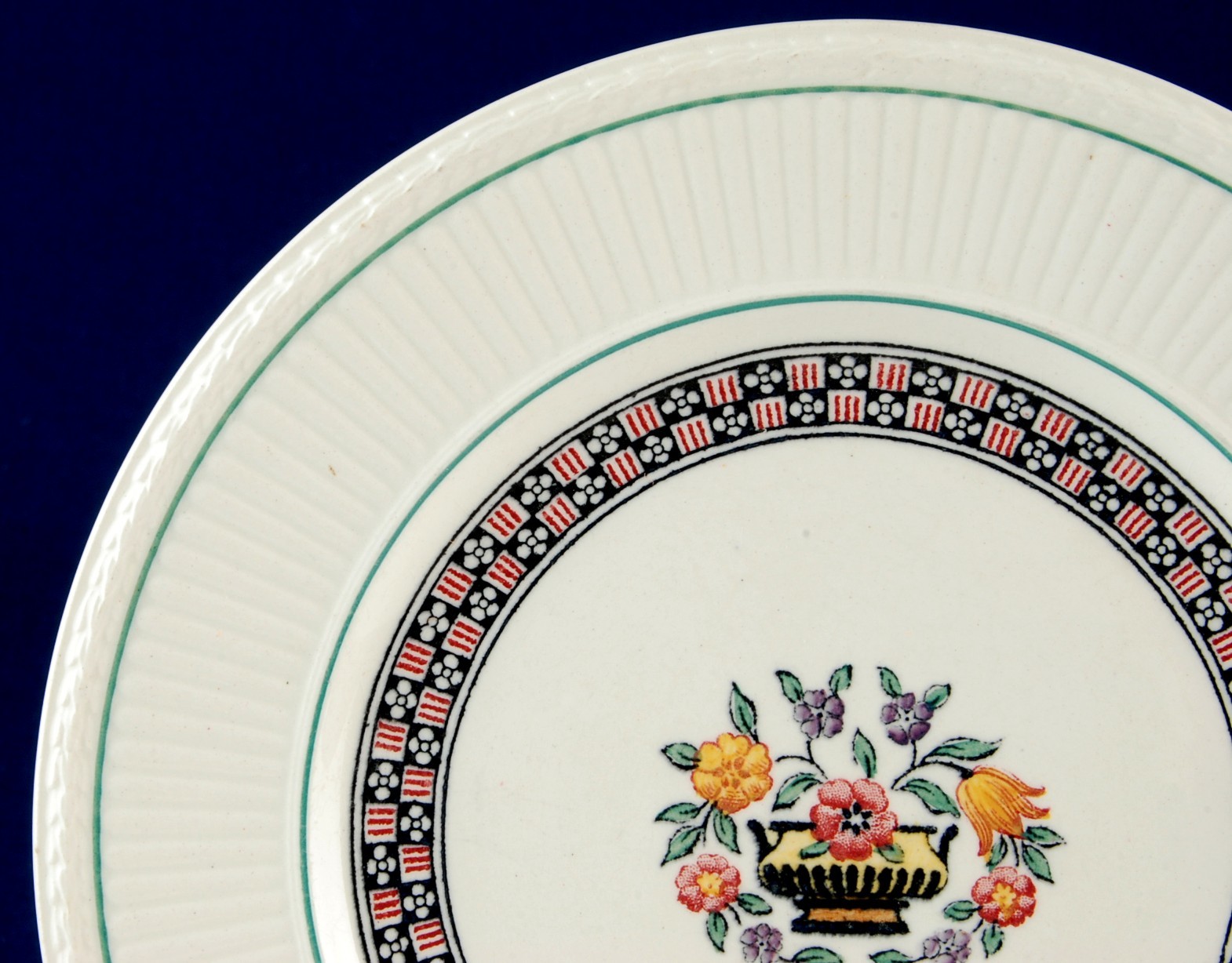 Wedgwood Trentham - Red A6770 4-Pc EDME Cup 2 Saucers + Bread Plate Etruria Item image 13
