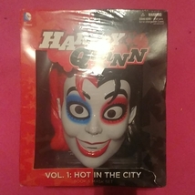 Collectable Harley Quinn  comic and mask set - £26.33 GBP