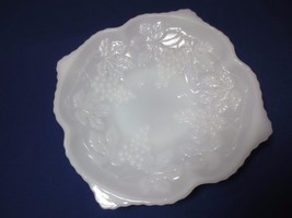 Vtg ANCHOR HOCKING WHITE MILK GLASS GRAPES PLATE / DISH / LOW COMPOTE FO... - £7.86 GBP