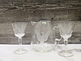 Vtg Etched Glass Pitcher &amp; 2 Cordial Glasses American USA Eagle Holding Arrows - £35.81 GBP