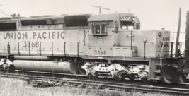 Union Pacific Railroad UP #3368 SD40-2 Electromotive Train Railway B&amp;W Photo - £7.50 GBP