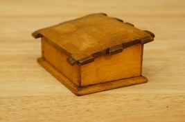 Vintage Carved Tramp Art Wood Trinket Snuff Box Embossed Hallmark - €10,96 EUR