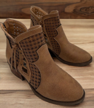 Very G Mata Women&#39;s Camel Booties Laser Cut Stacked Heel VGLB0003 size 6 - $326.60 MXN