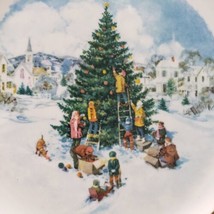 Avon Wedgwood 1978 Trimming The Tree 8.75&quot; Christmas Porcelain Plate Series - $15.27
