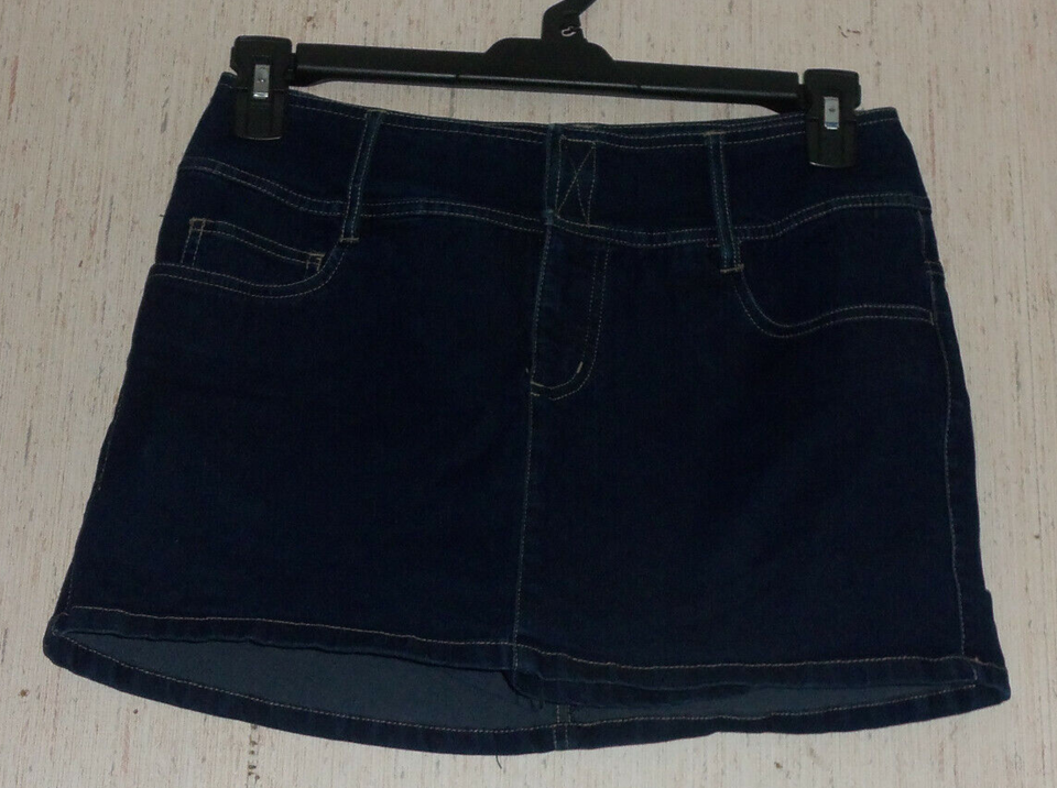 Primary image for EXCELLENT WOMENS / JUNIORS xhilaration DARK WASH STRETCH DENIM SKORT  SIZE 7