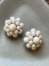 Vintage Japan Marked Bumpy &amp; Smooth White Plastic Cluster Bead Clip Earrings – - £8.84 GBP