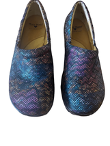 Nurse Mates Womens Multicolor Chevron Leather Slip On Bryer Clogs Size 9.5M - $36.47