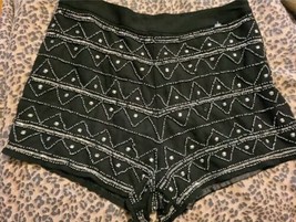 Forever 21 Hot Pants Shorts Women&#39;s Medium, Black Beaded Front  (J) - £10.30 GBP