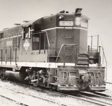 Illinois Central Railroad IC #9383 GP-9 Electromotive Train B&amp;W Photograph - £7.60 GBP
