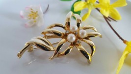 Beautiful Vintage Faux Pearls &amp; Leaves Gold Toned Fashion Jewelry Brooch... - $6.99