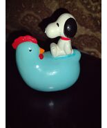 Vintage Peanuts Snoopy Sitting On Top of a Blue Chicken Coin Bank  1966 - €53,63 EUR