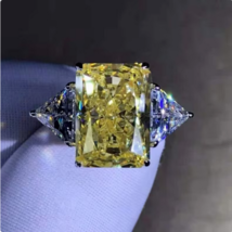 6 KT Giallo Canarino Splendente Taglio Tre Stone Engagement Ring 925 Argento - £92.56 GBP