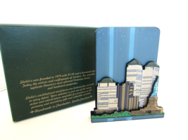 SHEILA&#39;S WOOD SHELF SITTER USA10 TRIBUTE IN LIGHT WTC NEW YORK 2002 USA - $275.87 MXN