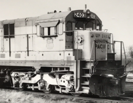 Union Pacific Railroad UP #2403 C30-7 Locomotive Train Photo Bensenville IL 1981 - £7.60 GBP