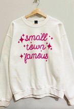 Sweet Claire small town famous sweatshirt in Natural - $571.09 MXN