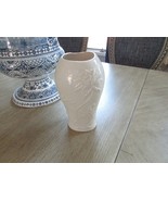 Lenox Bone China Floral Vase Flowers Swirls Gold Rimmed 8&quot;H USA Hard to ... - $551.49 MXN