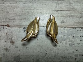 Vintage Signed Whiting &amp; Davis Gold Tone Abstract Modern Leaf Clip On Earrings - £9.12 GBP