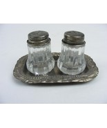 Vintage Individual Salt and Pepper Shaker Set with Silverplate Tray 13d - €25,47 EUR