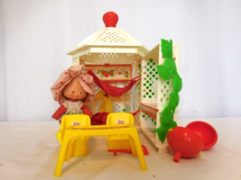 Vintage Strawberry Shortcake Playset Garden Gazebo + Strawberry Shortcake Doll - £31.16 GBP