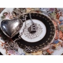 Beautiful vintage rhinestone initial E and puffy heart necklace - £30.18 GBP