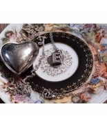 Beautiful vintage rhinestone initial E and puffy heart necklace - $723.82 MXN