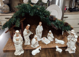 VTG 12 Pc Gold &amp; White Porcelain Nativity Set Christmas Holiday Décor &amp; Stable - £63.92 GBP