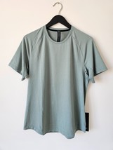 NWT LULULEMON License To Train SS Top Shirt Men&#39;s Medium CRBU Crater Blu... - $99.56 CAD