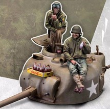 1/35 Resin Model Kit US Soldiers Tank Crew + tank &amp; cola WW2 Unpainted - £9.59 GBP