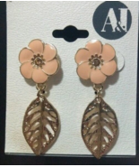 A&amp;J Women&#39;s Flower Earrings. Pieced Ears. Gold and light peach color. Ne... - £15.23 GBP