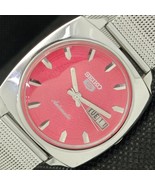 VINTAGE SEIKO 5 AUTOMATIC 7006A JAPAN MENS DAY/DATE RED WATCH 621e-a415929 - $43.00