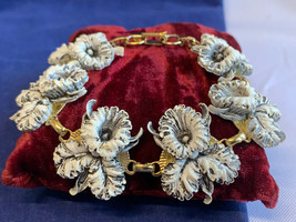 Vtg Iris Flower Bracelet 8&quot; Fashion Jewelry White &amp; Black Floral Box Clasp - £31.61 GBP