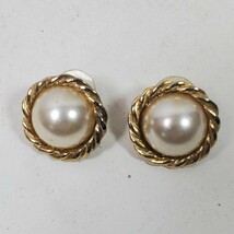 Vintage Stud Earrings White w/ Gold Tone 1 Inch Round - $14.82
