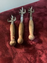 3 Vintage ECKO Brand A&amp;J Tempered steel Can Bottle Openers Red Wood Handle - $471.15 MXN