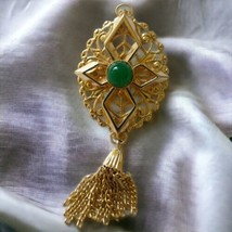 Sarah Coventry Peking Brooch Pin Green Glass Filigree Cabochon Tassel Gold Tone - £13.42 GBP