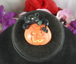 Black Cat On JACK-O-LANTERN Pumpkin Pin Vintage Brooch Halloween Signed Easter - £11.73 GBP