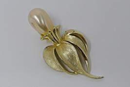 Sarah Coventry Goldtone Fantasy Flower Floral Faux Pearl Brooch Pin - £22.64 GBP