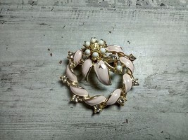 Vintage Faux Pearl Rhinestone Floral Wreath Brooch Pin Costume Jewelry Pink - £9.84 GBP